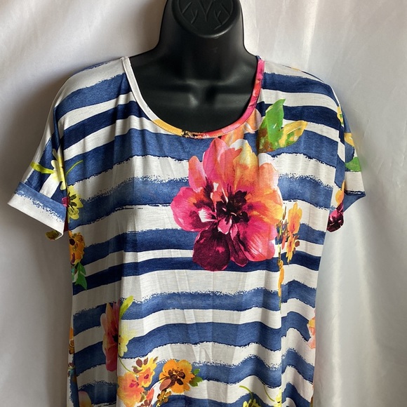 Now N Forever Tunic Style Floral/Striped Top Size Medium - Picture 4 of 10